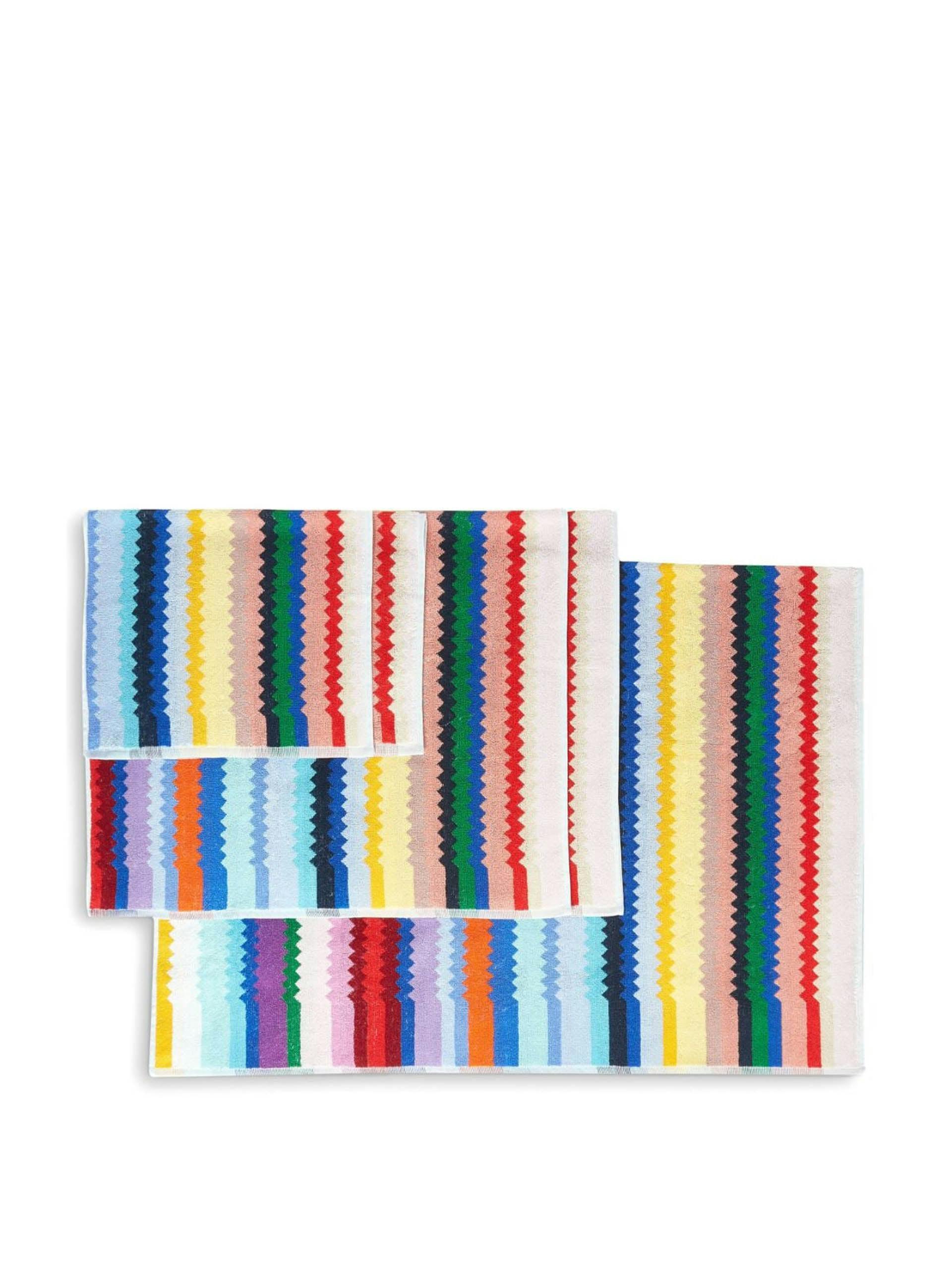 Zigzag-detail set of towels