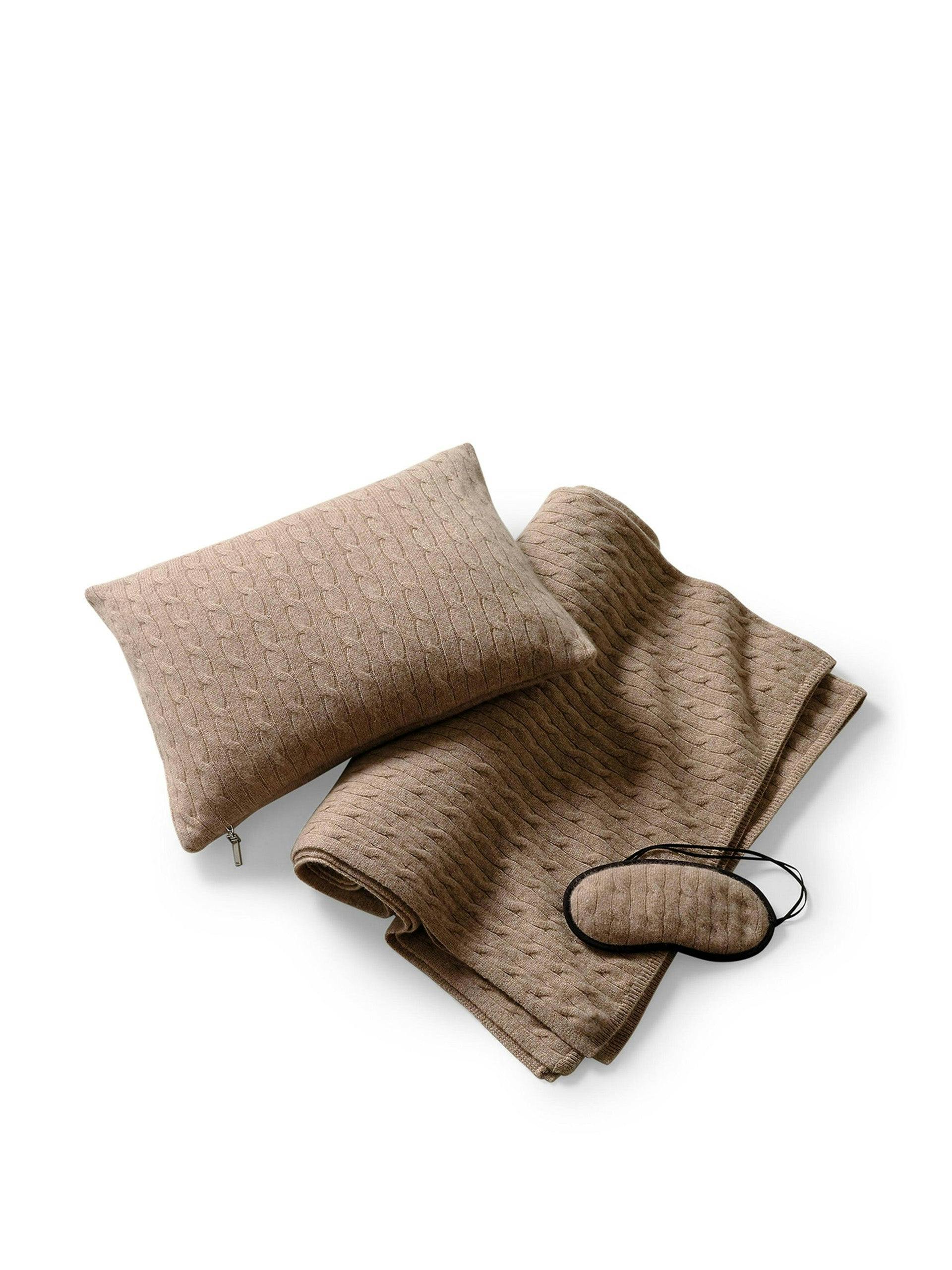 Iconic cable cashmere travel gift set