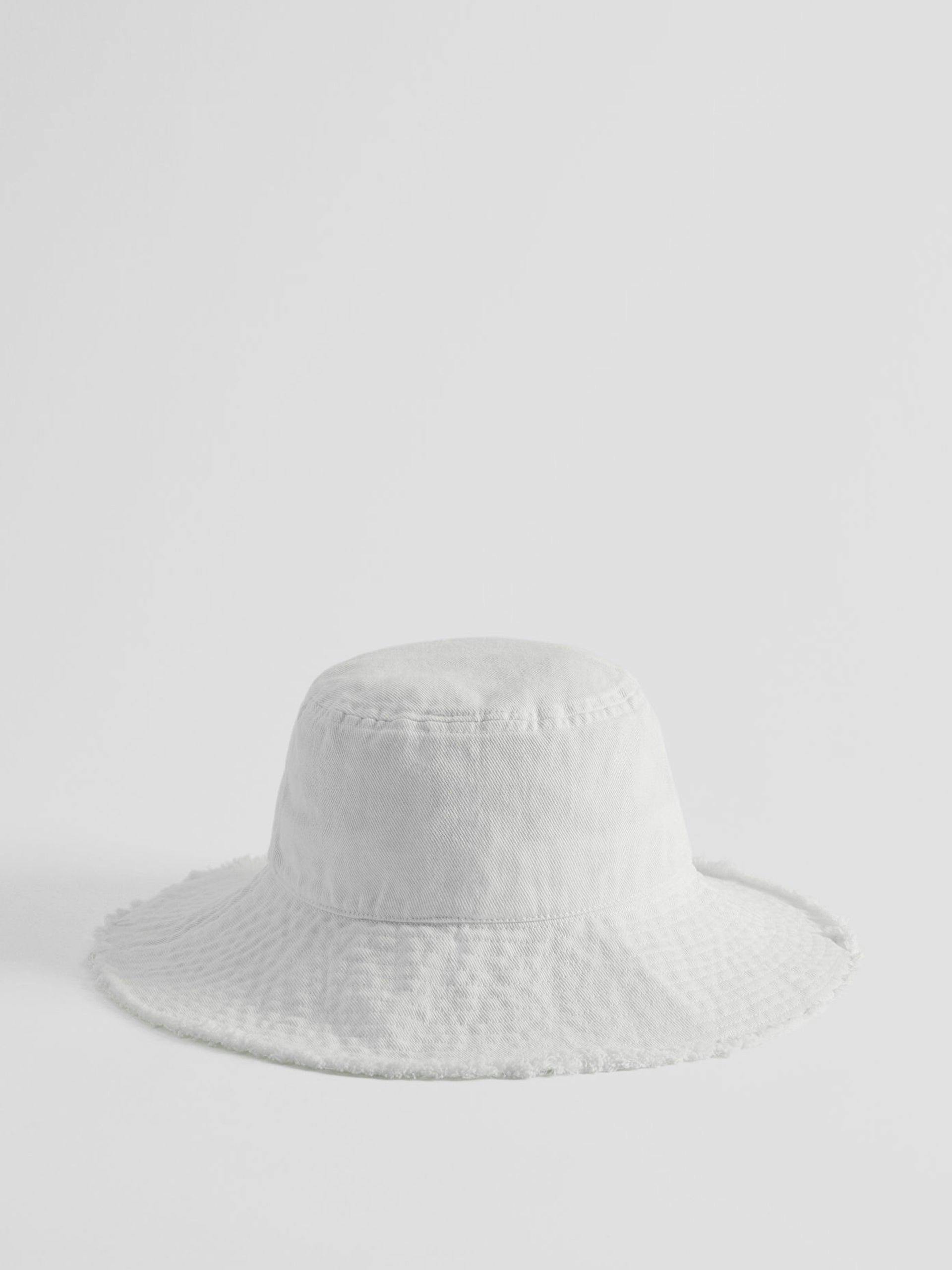 White fringed bucket hat