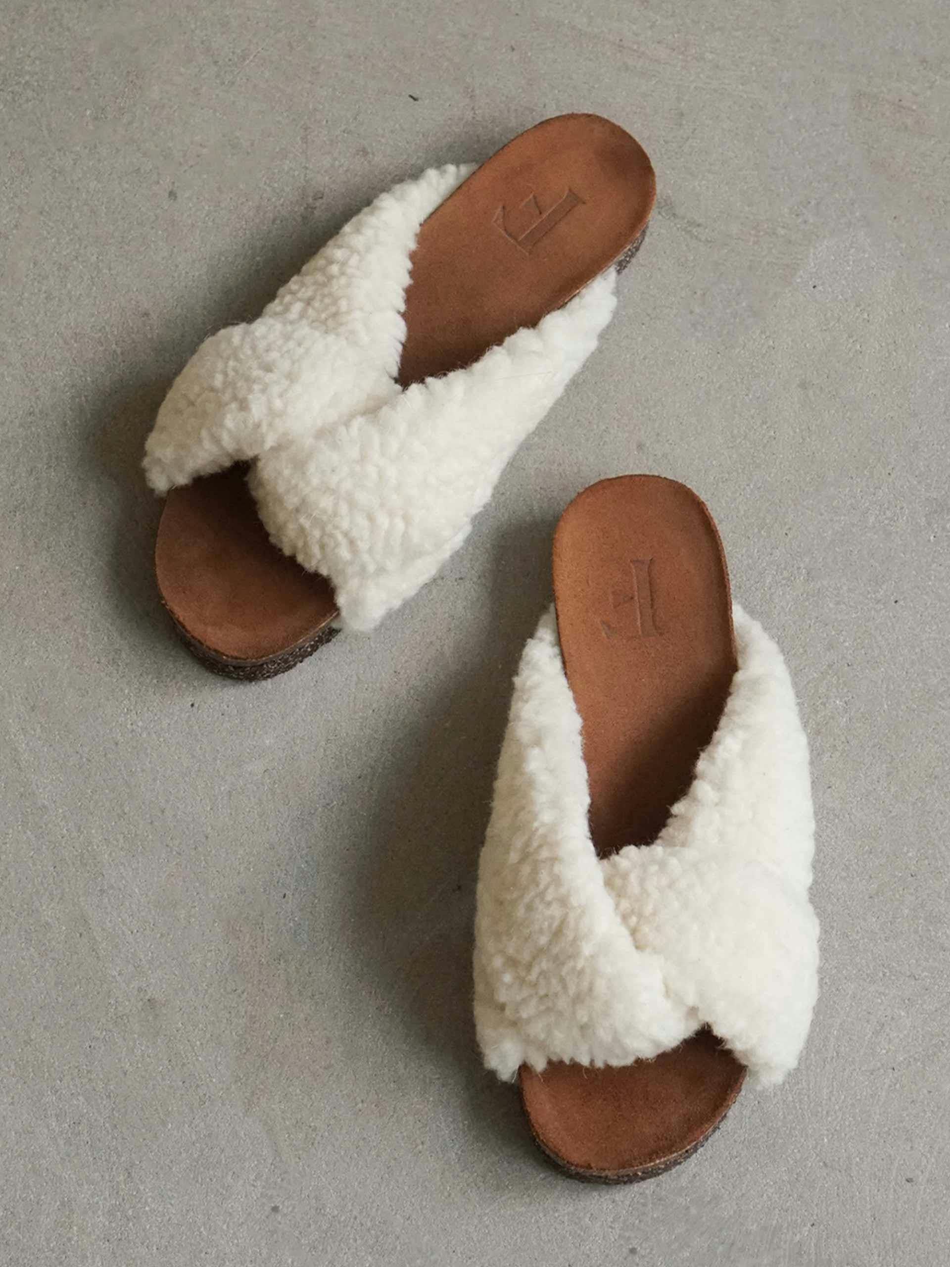 Recycled corn and rubber indoor sandals with faux fur cross strap