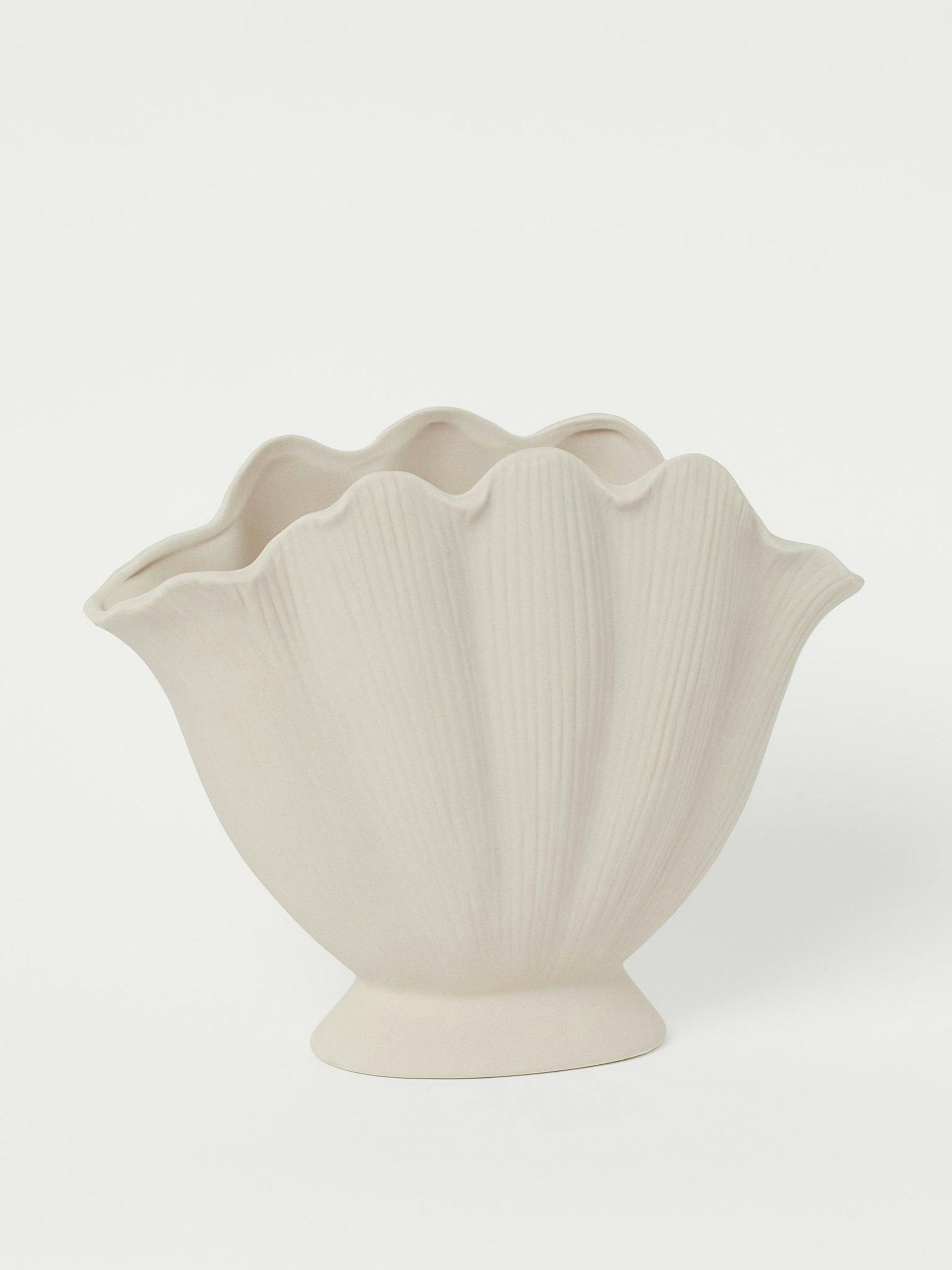 Shell shaped vase