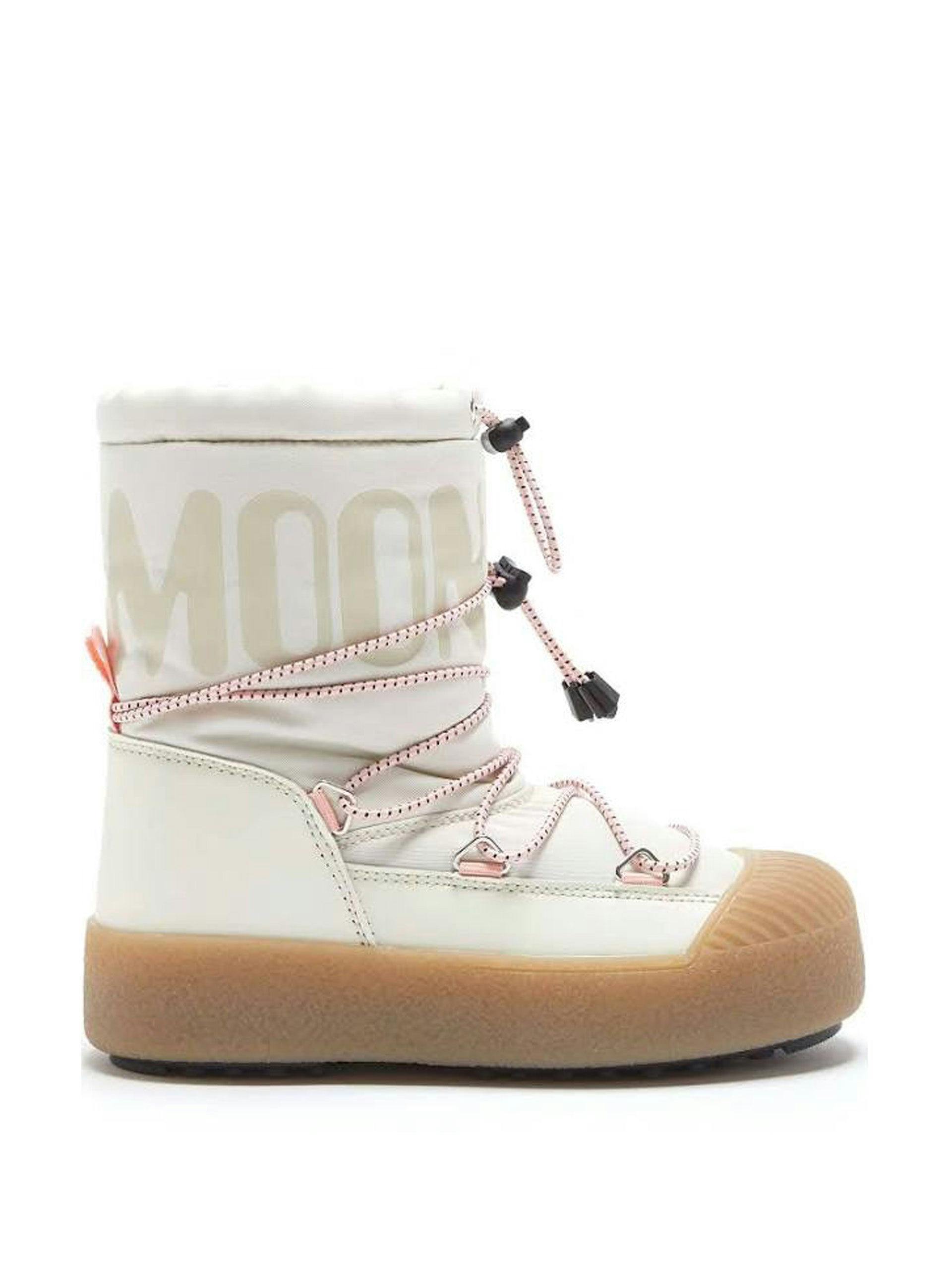 Ivory lace-up snow boots