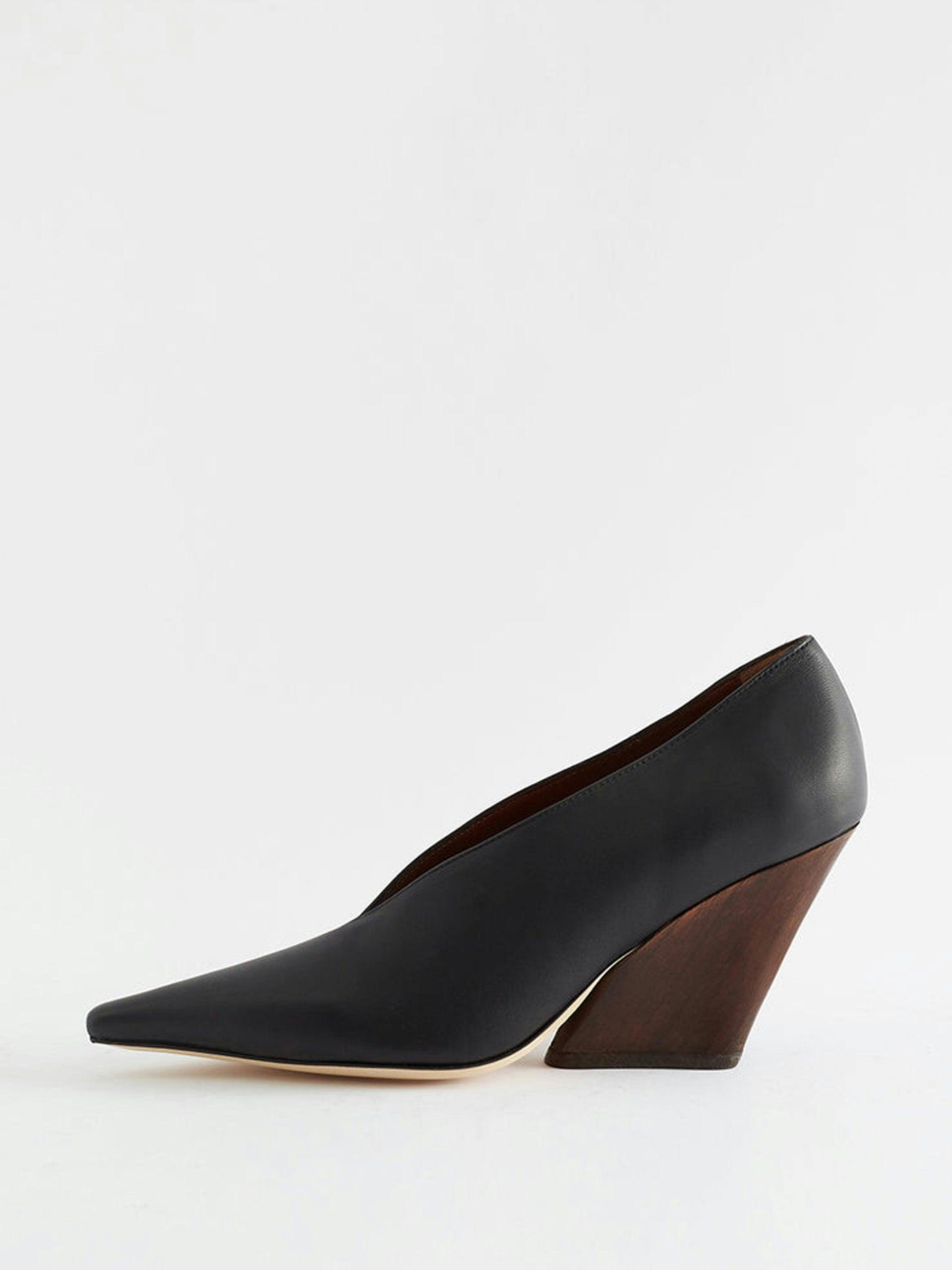 Angled leather pumps