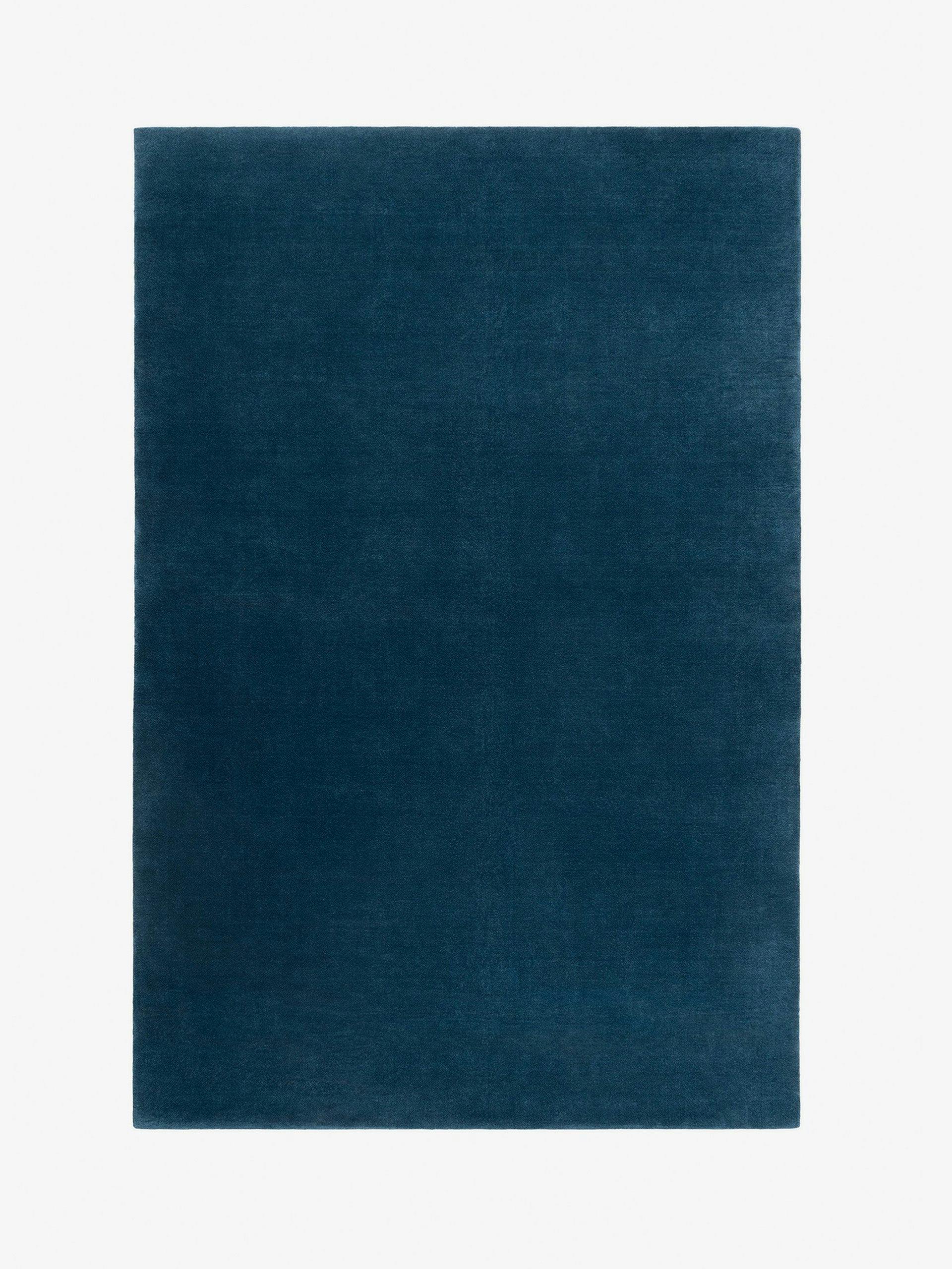 Grand deep blue rug