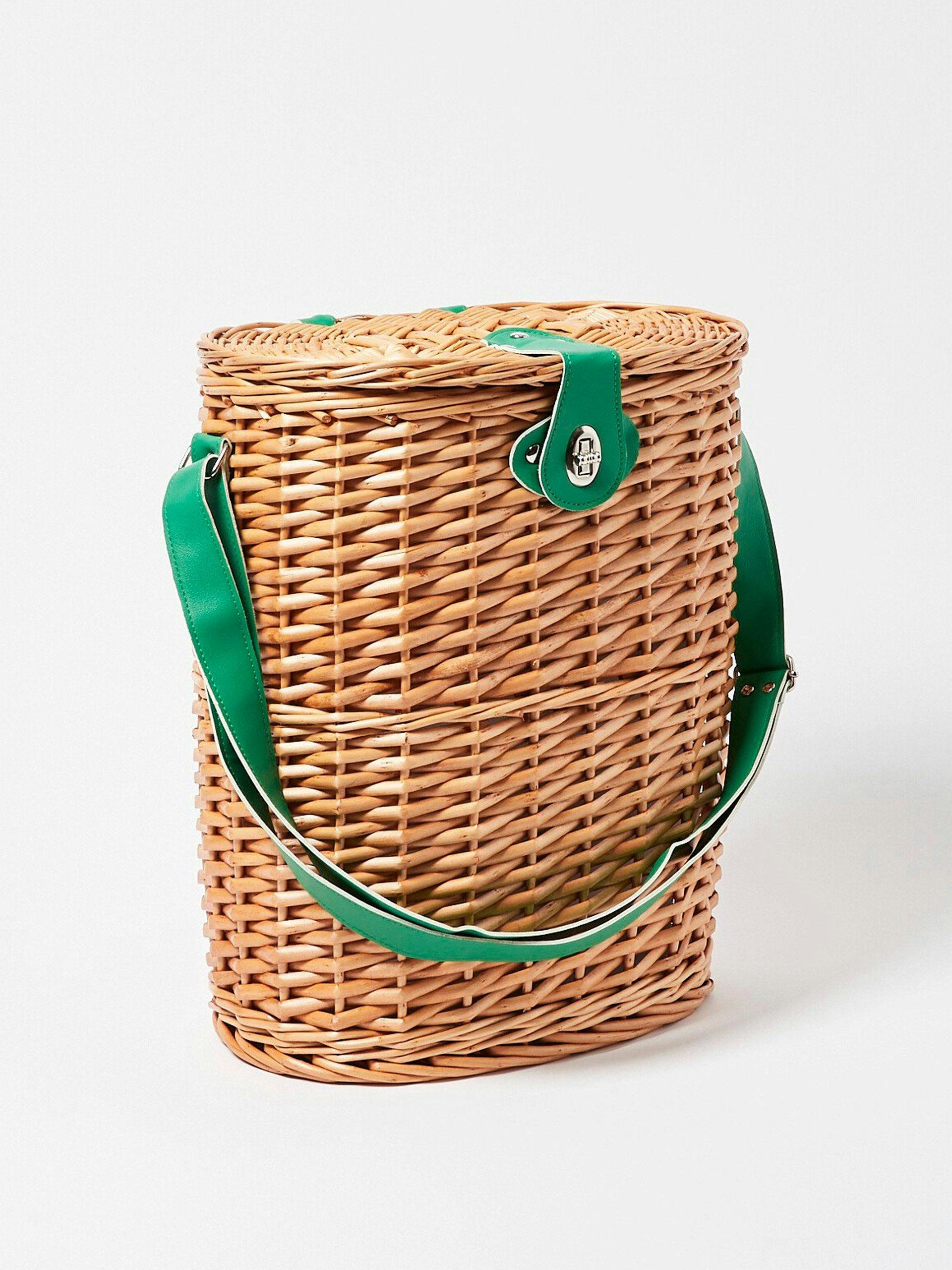Two-bottle wicker picnic basket