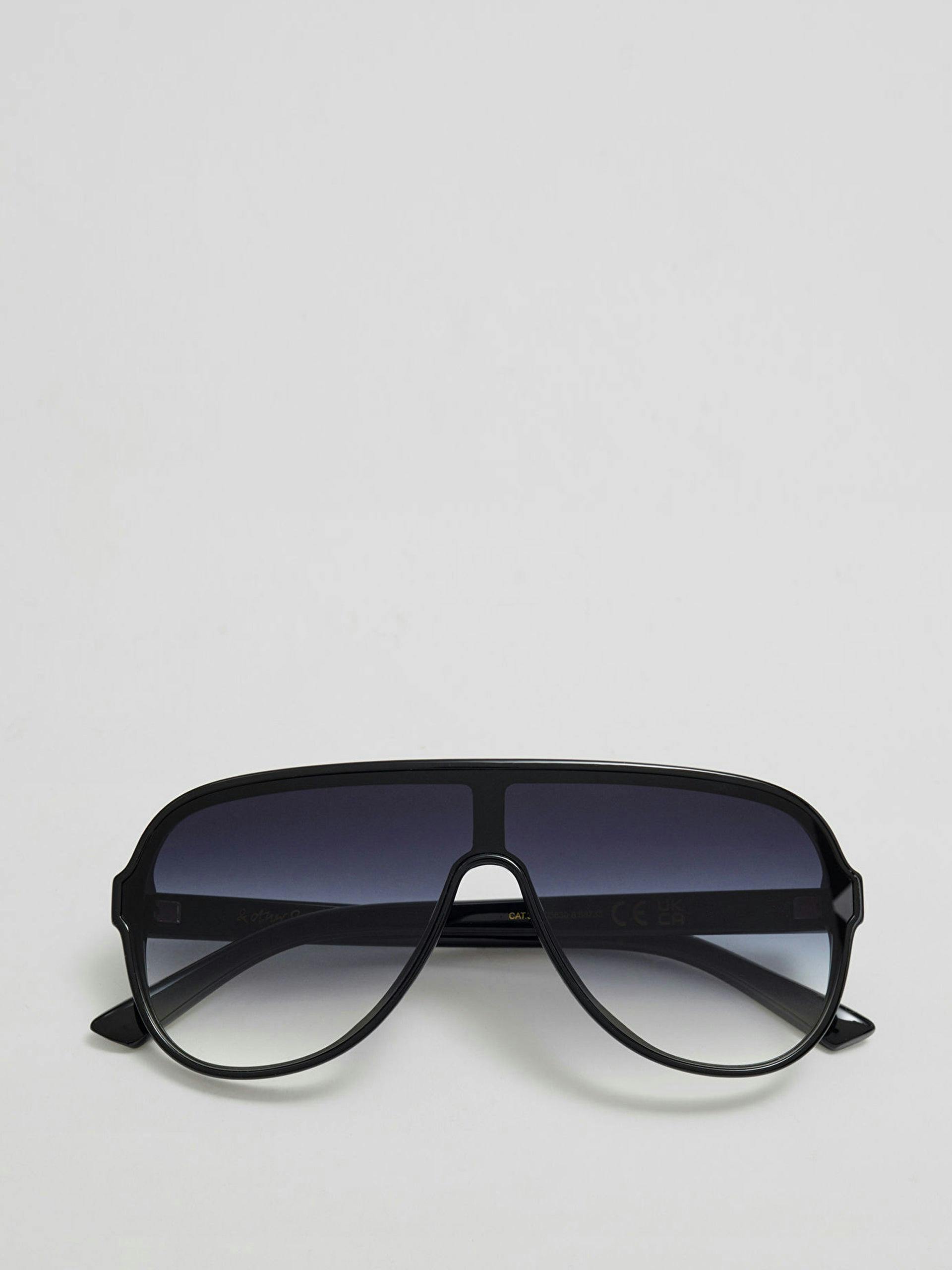 Suckerpunch Sunglasses in black