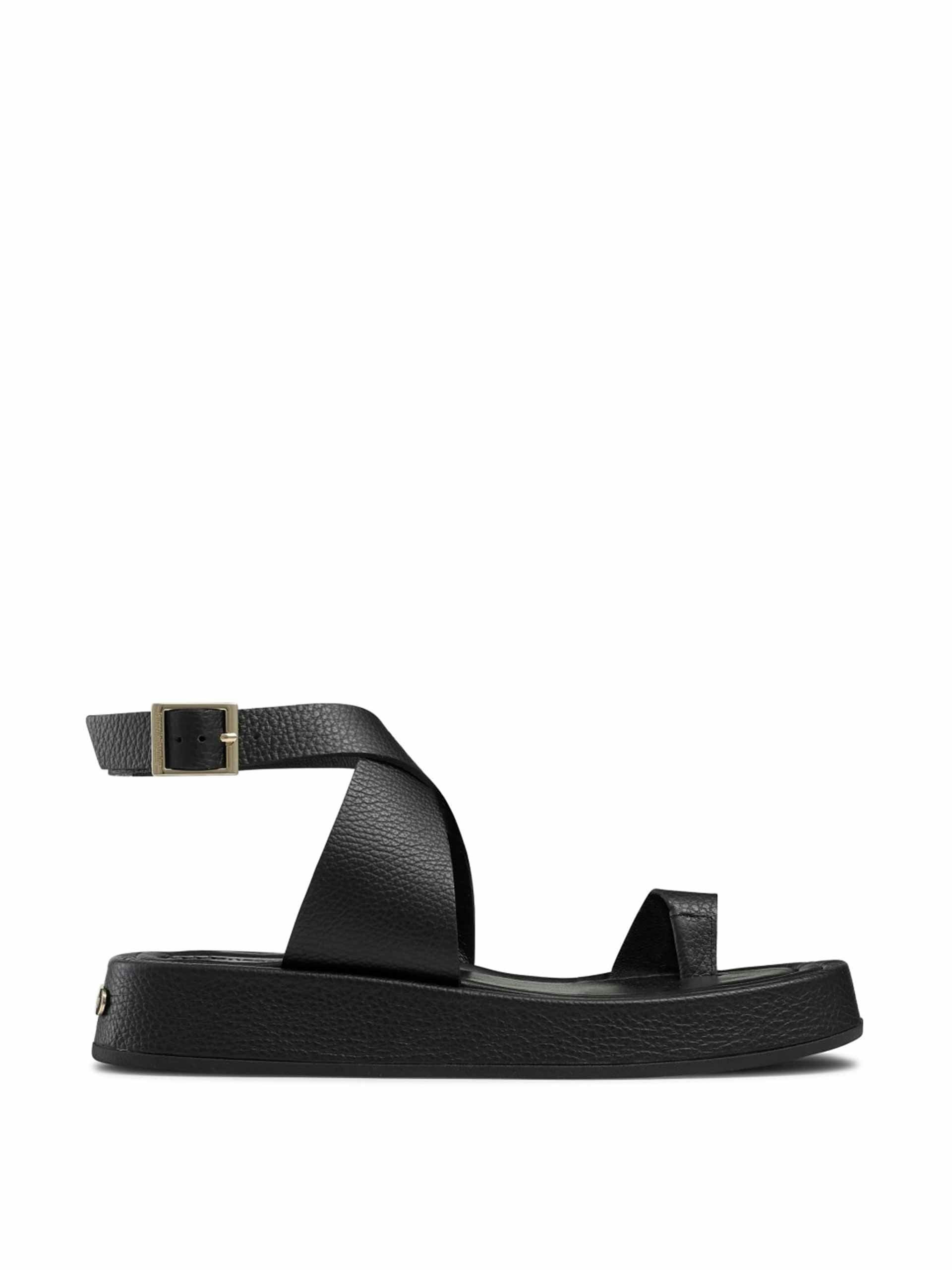 Black flatform sandal