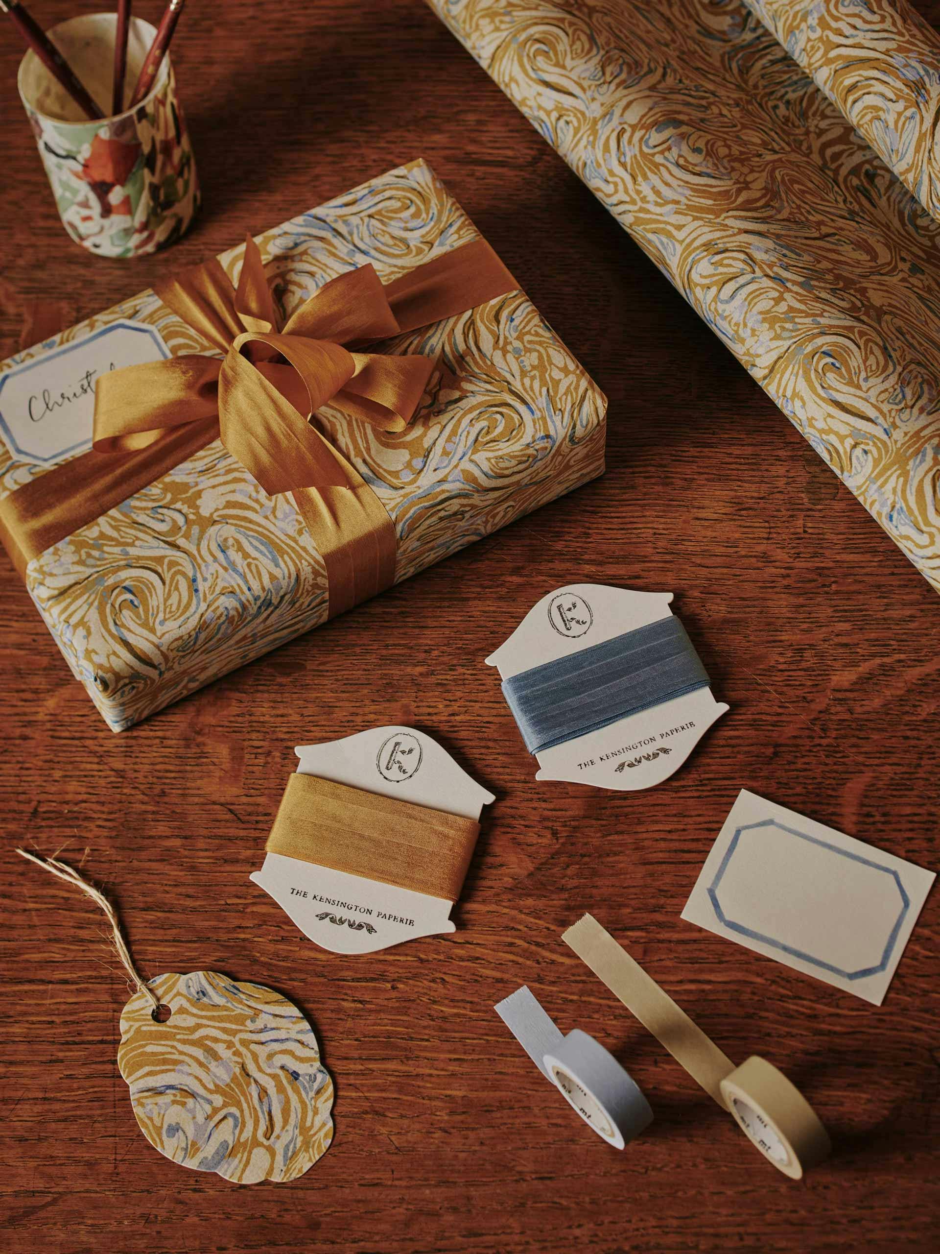 Wrapping kit box in Marble Mustard
