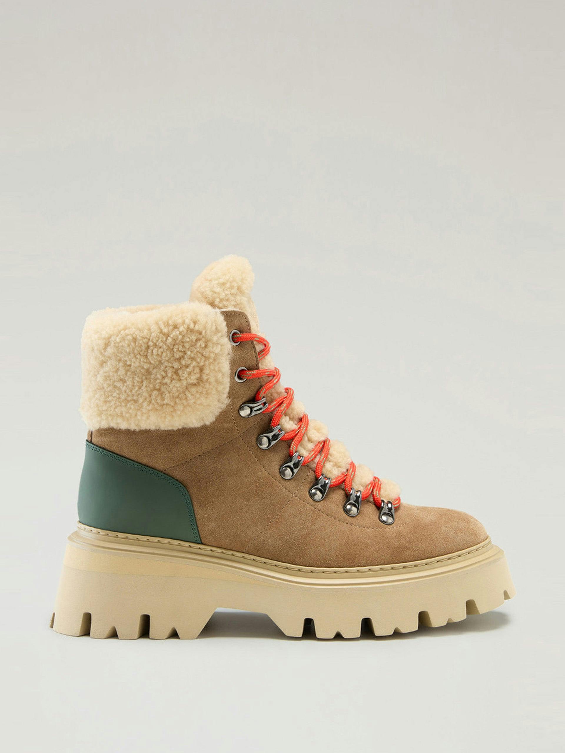 Hiking boots in suede and sheepskin