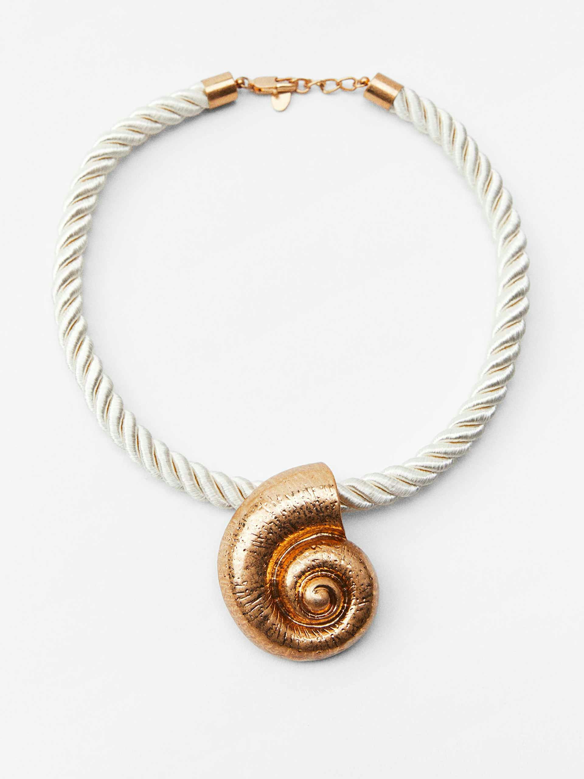 Seashell cord necklace
