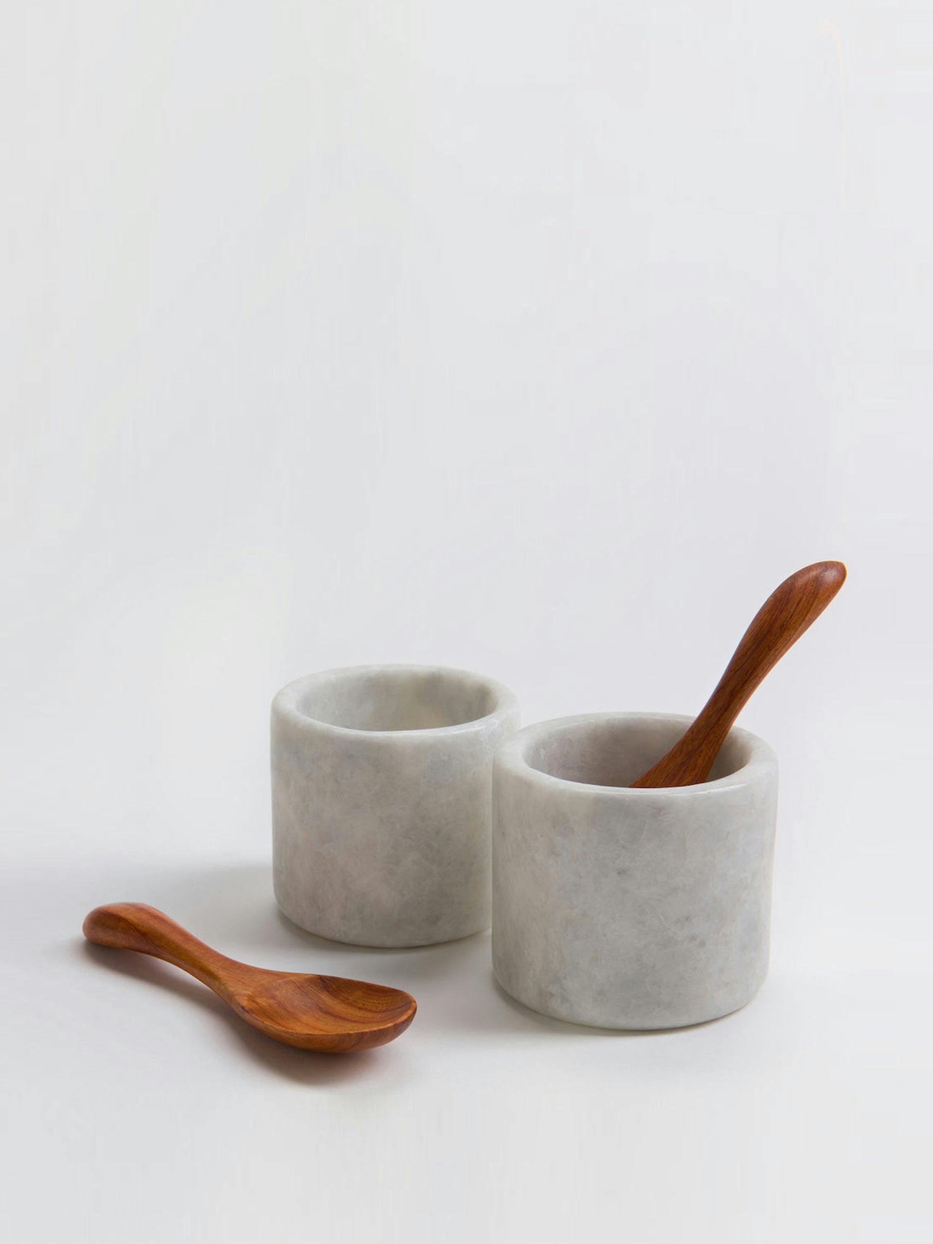 Marble pinch pots with wooden spoons (set of 2)