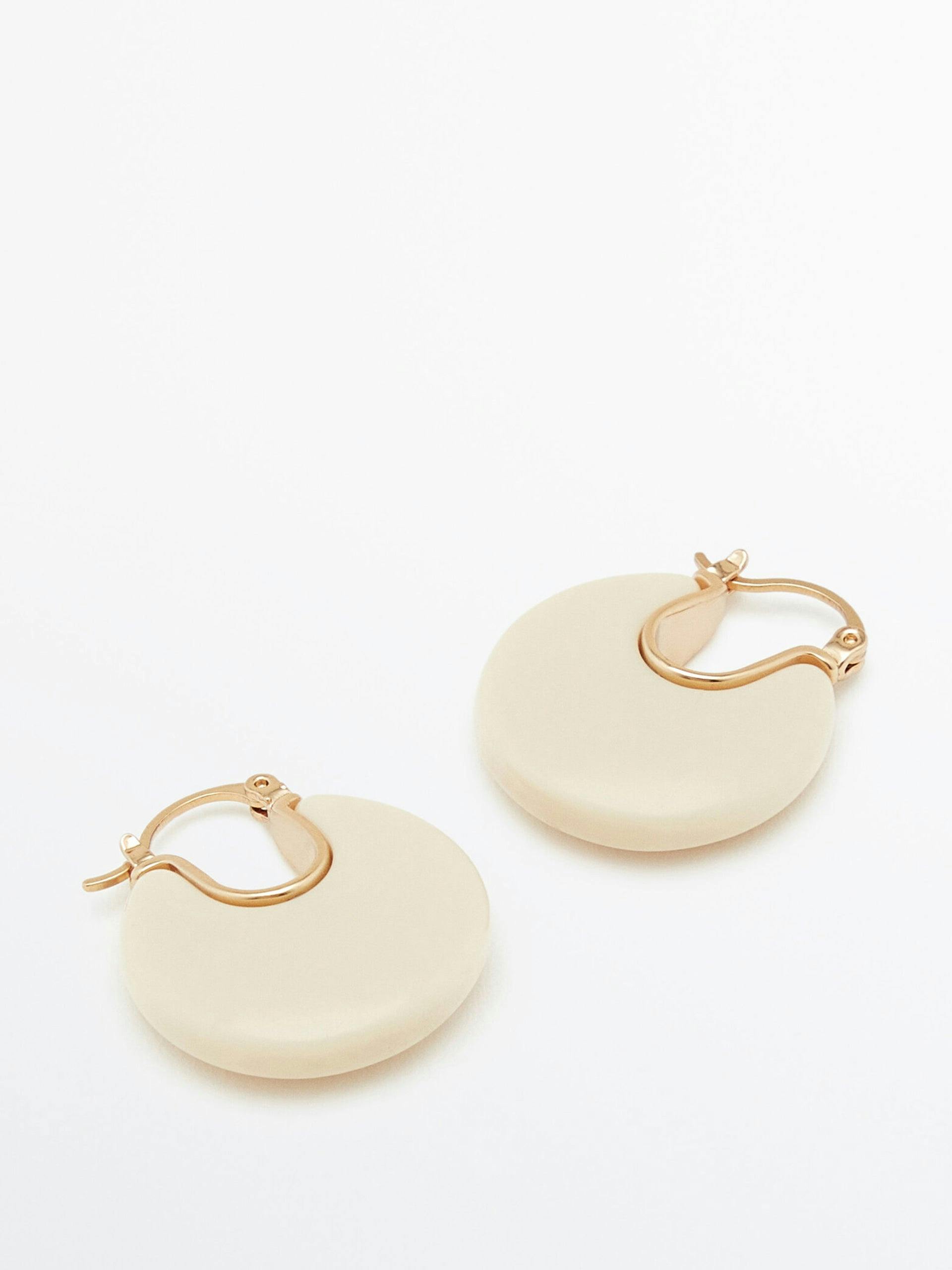 White resin gold-plated earrings