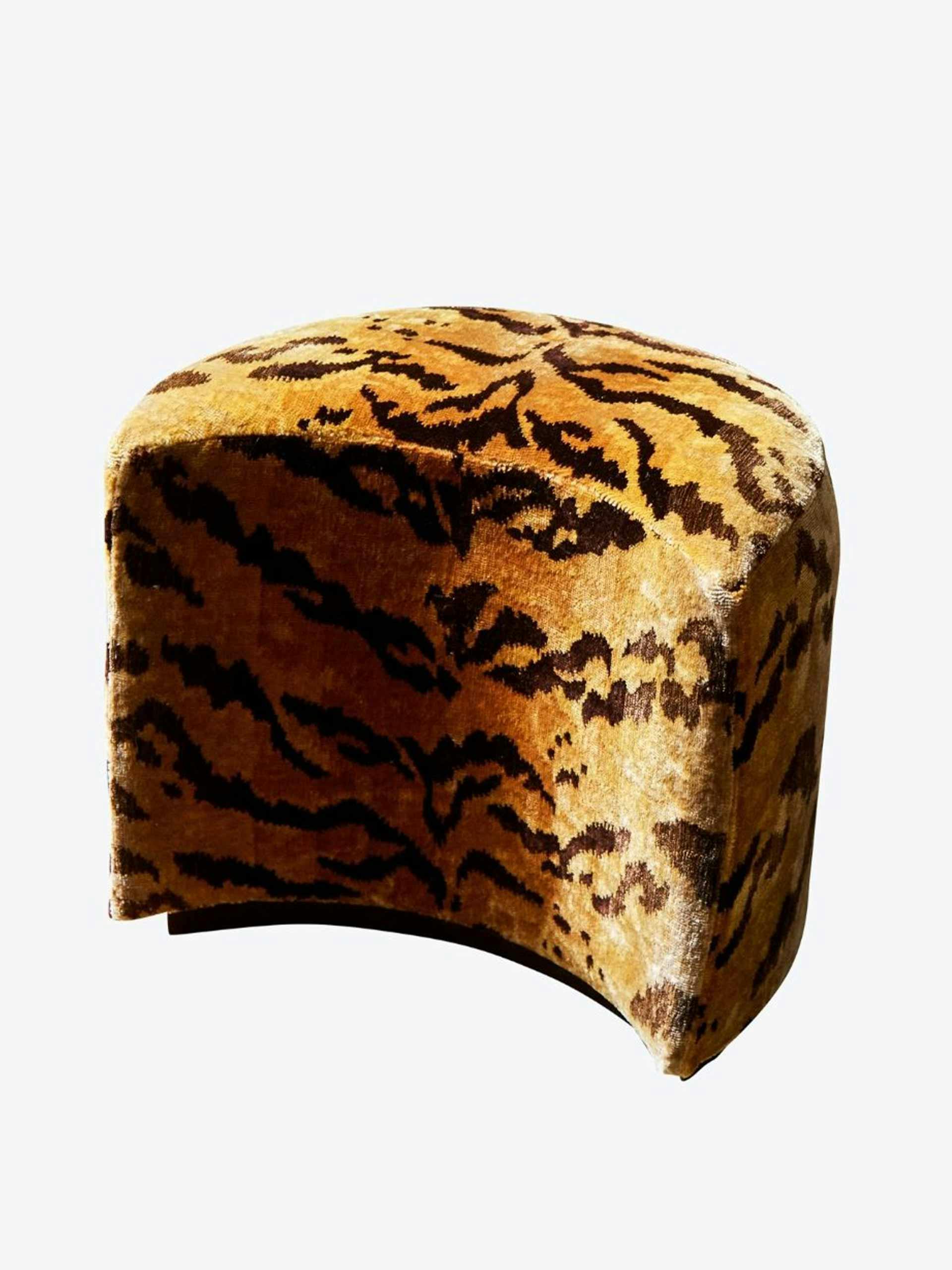 Tiger pouf with lacquered base