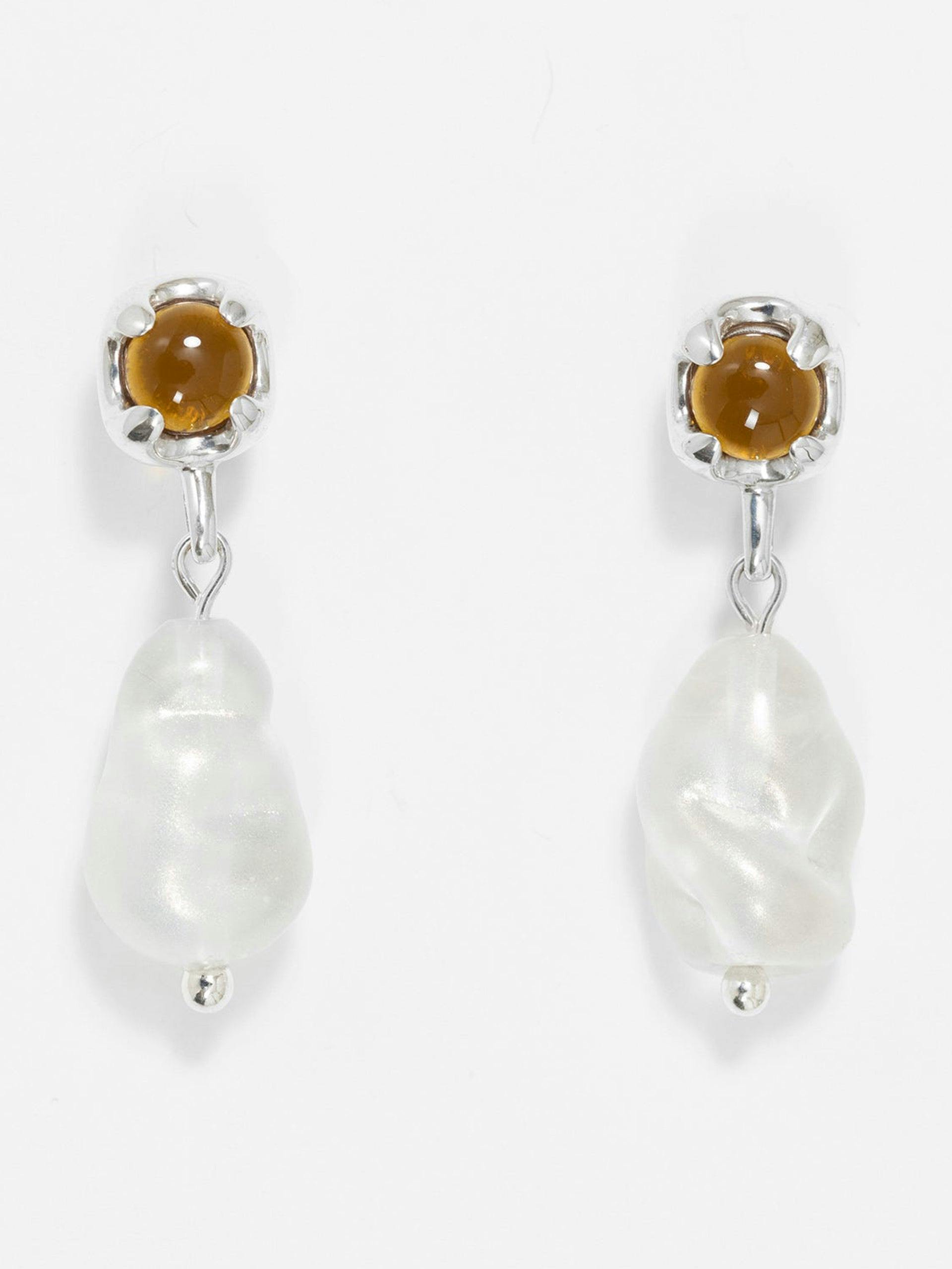 Pearl earrings with amber detail