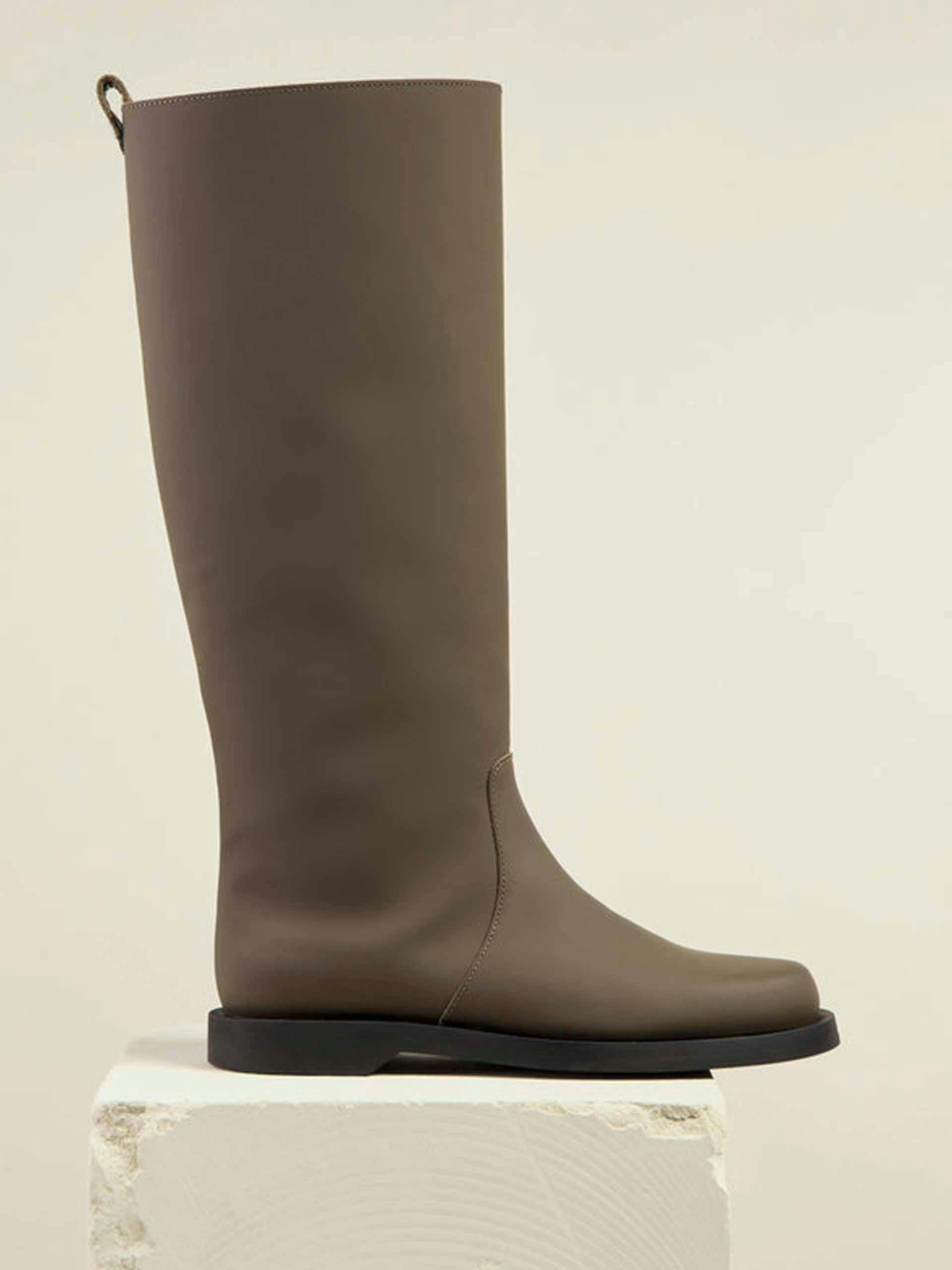 Equestrian leather boots