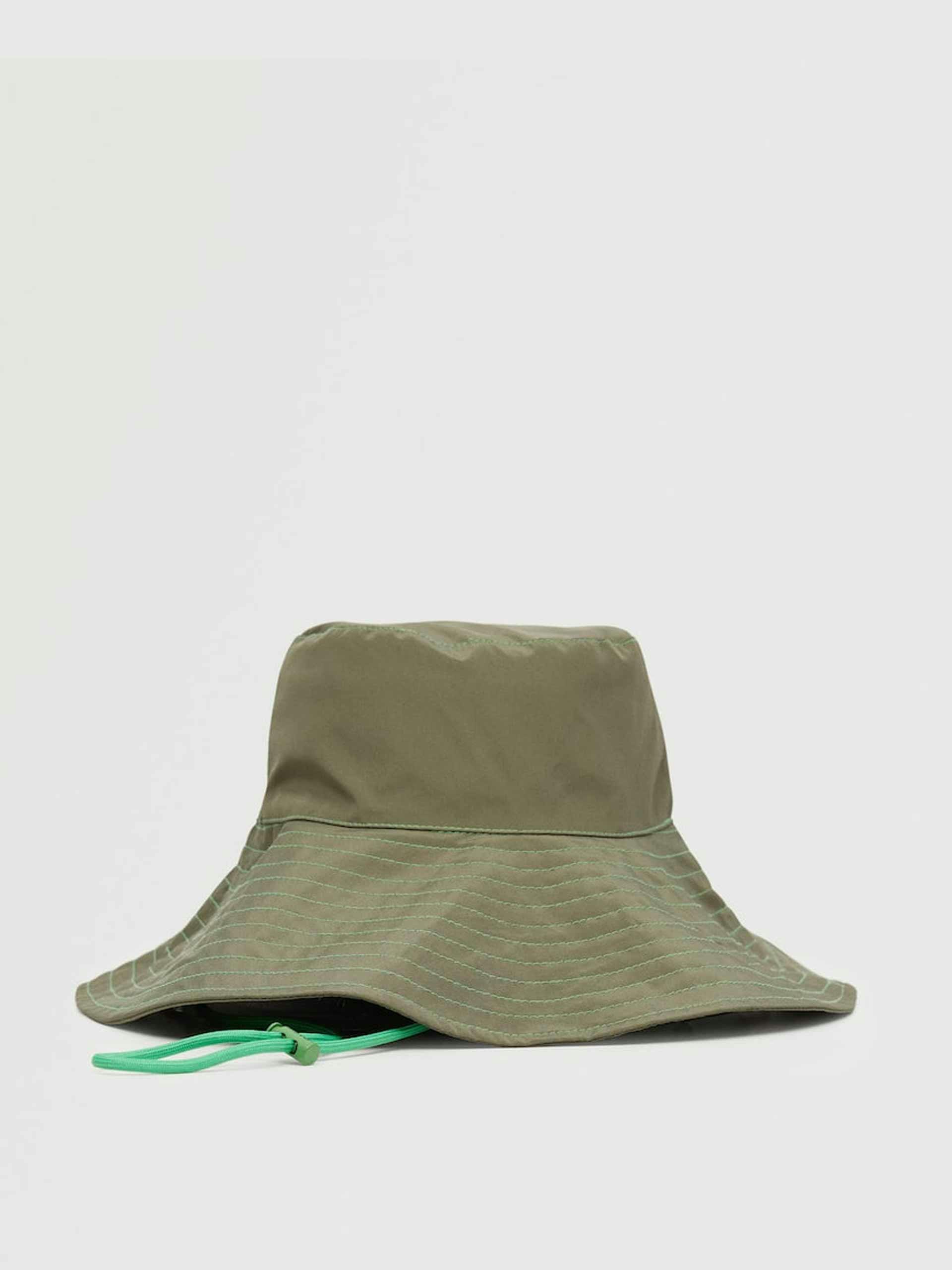 Bucket hat with straps