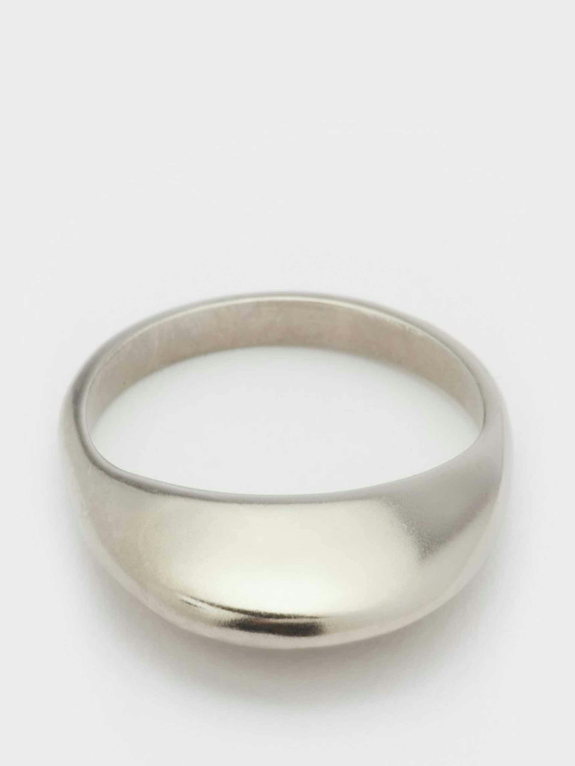 Curved-band ring