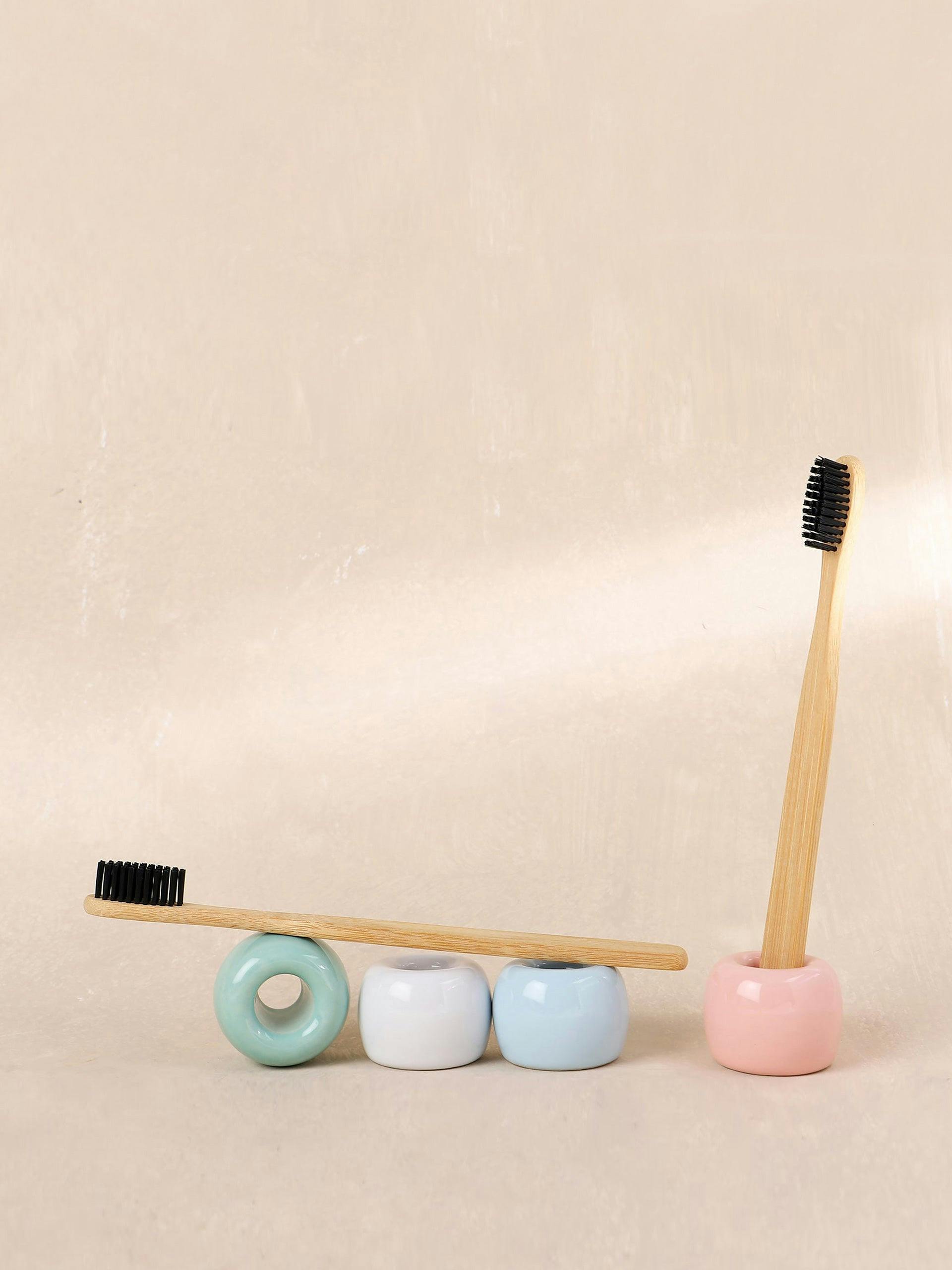 Toothbrush and toothbrush holder set