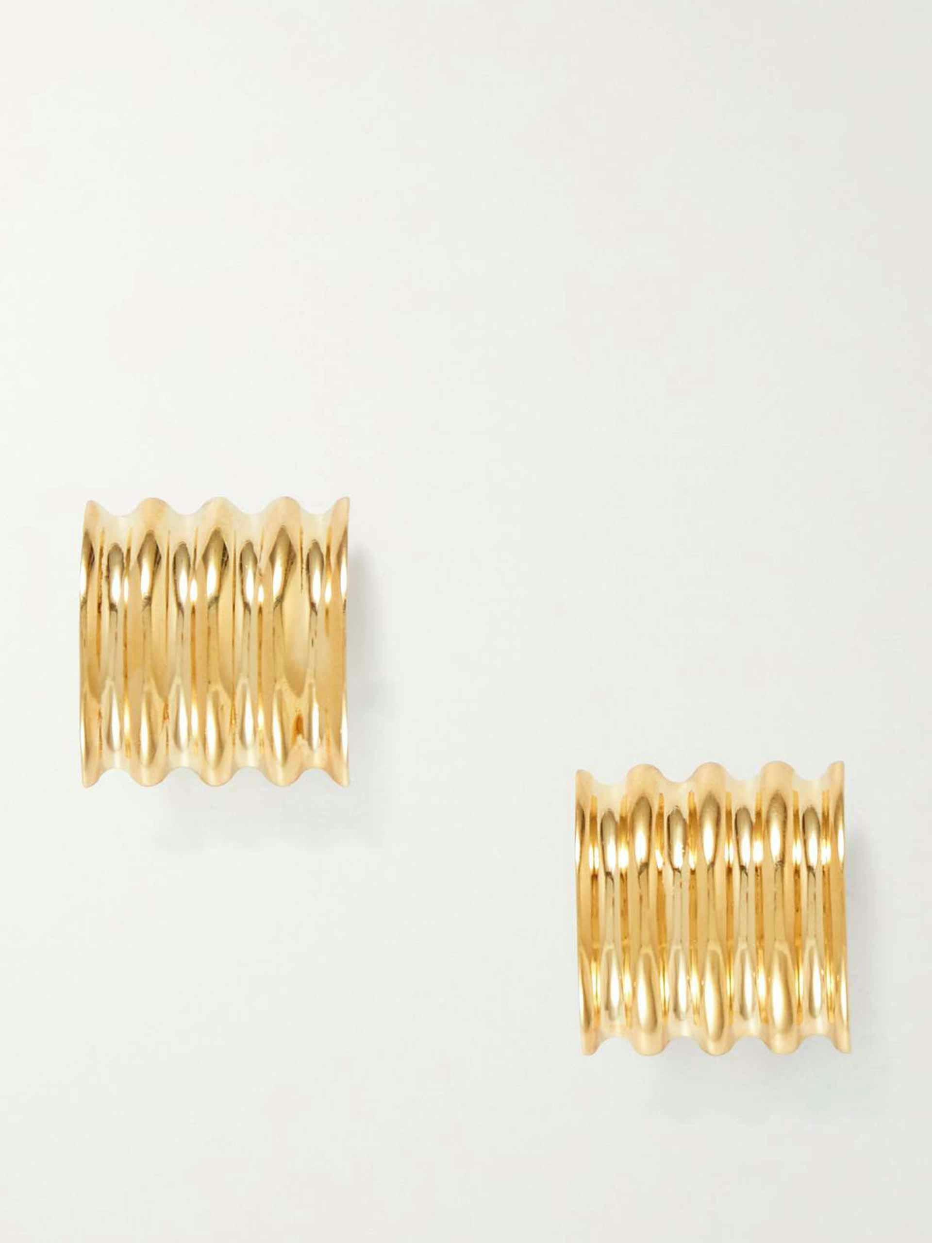 Curved gold-plated earrings