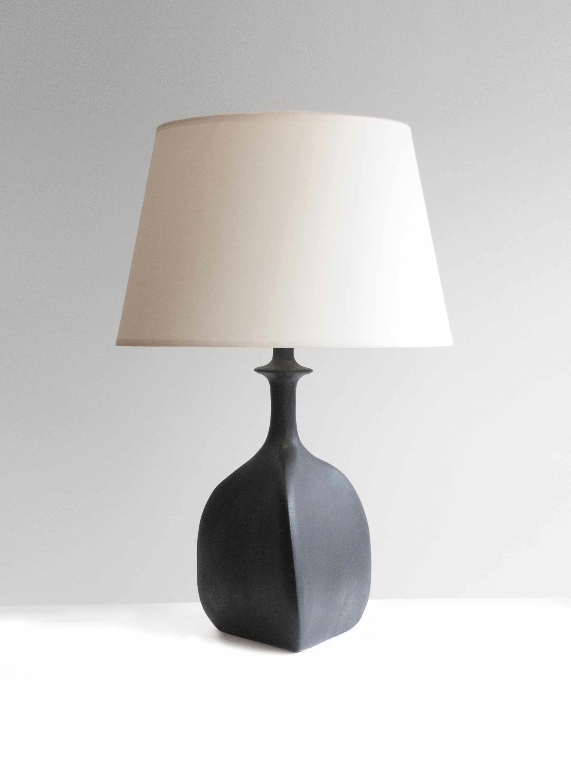 Black sandstone ceramic 'Trilobe' lamp