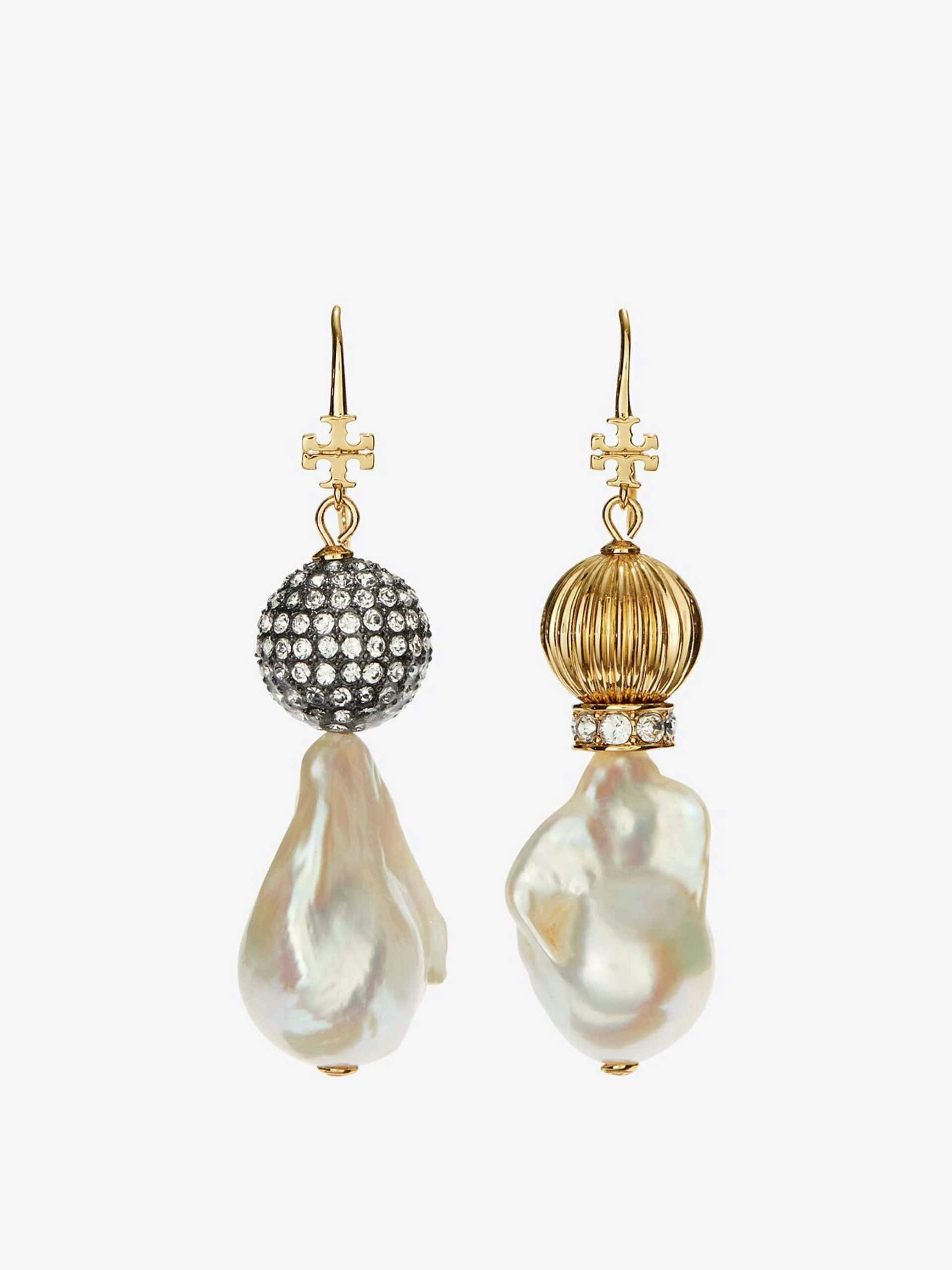 Mismatched earrings with pearls