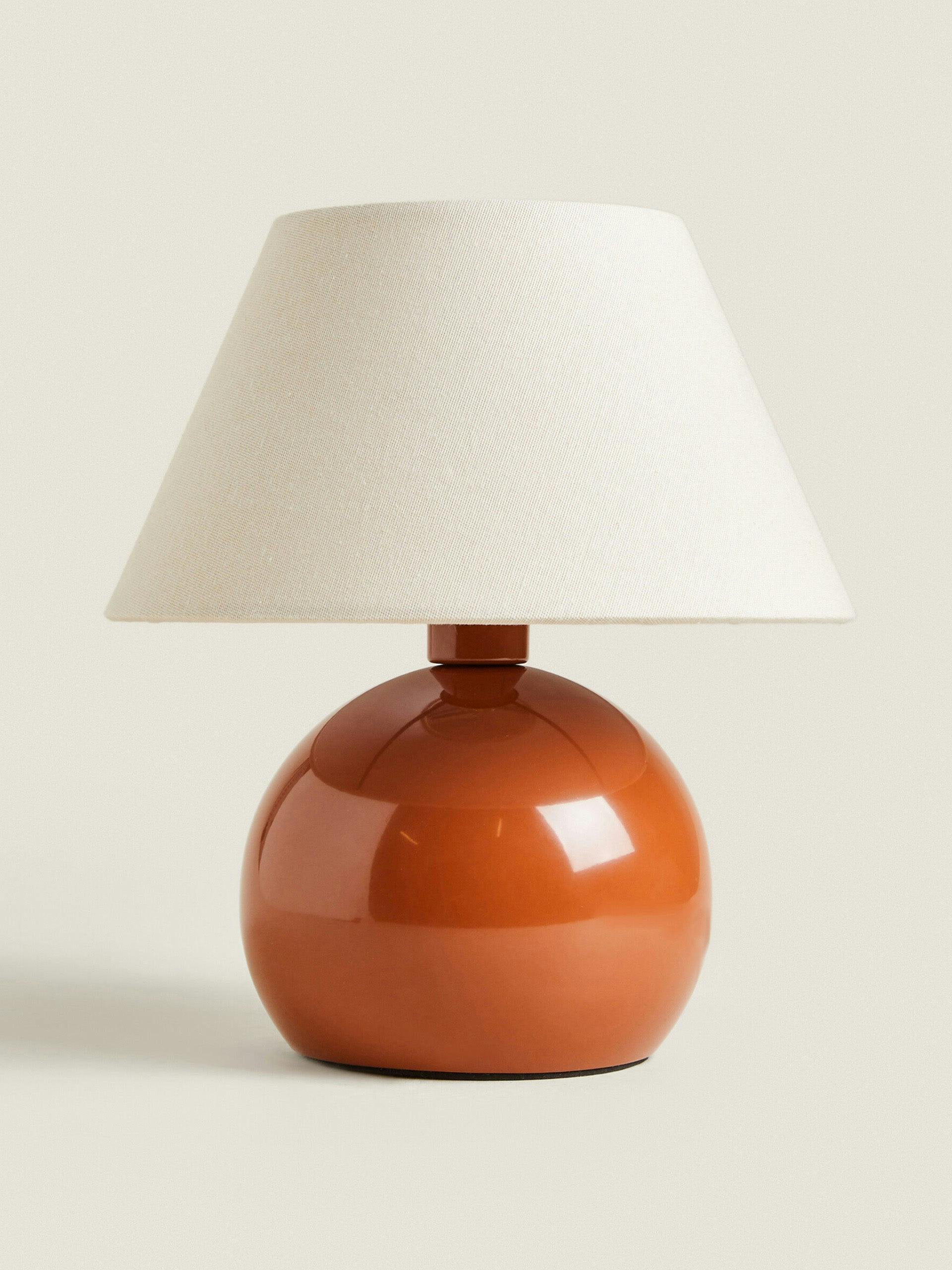 Lamp with reddish base