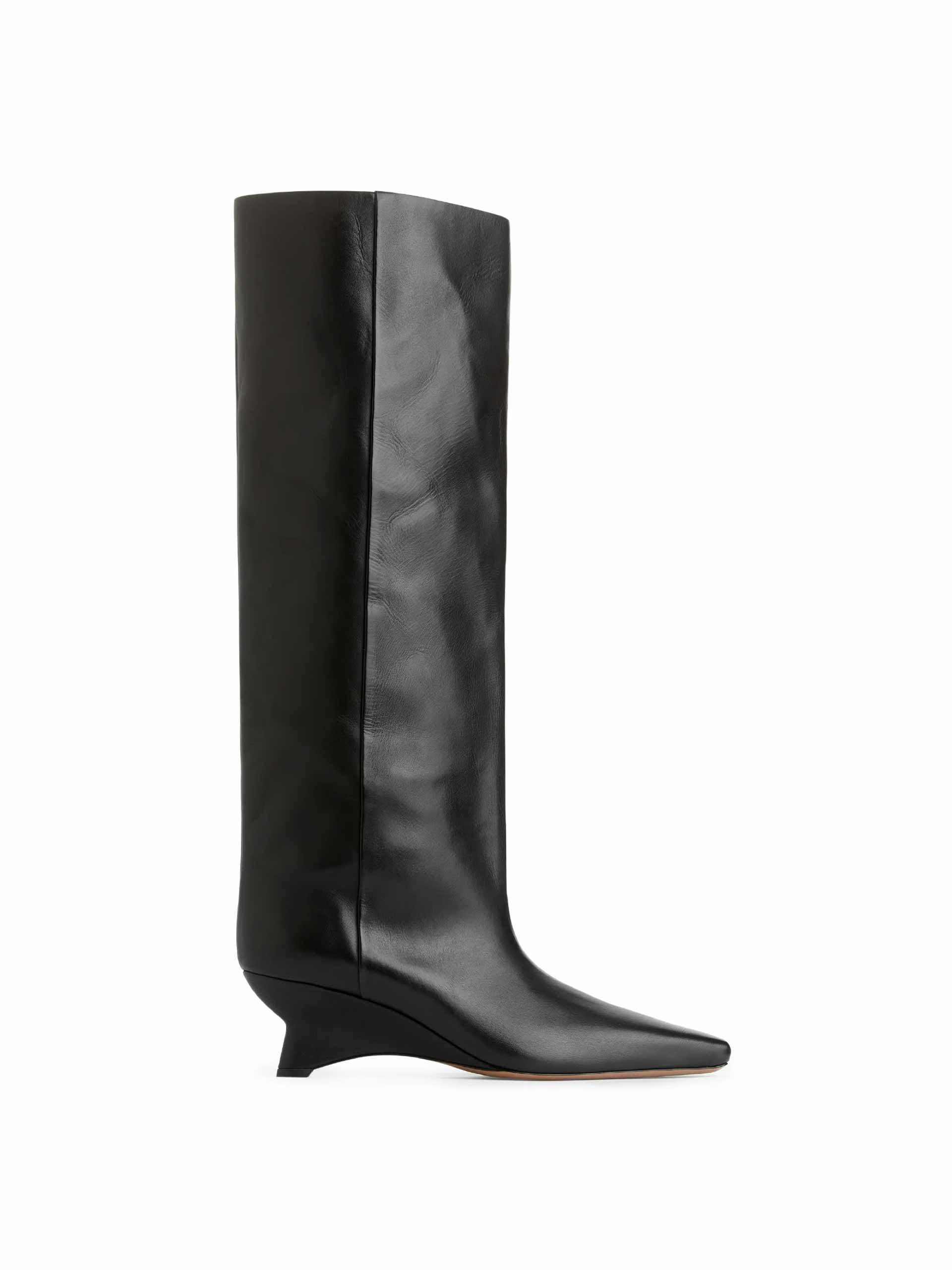 Wide-shafted leather boots