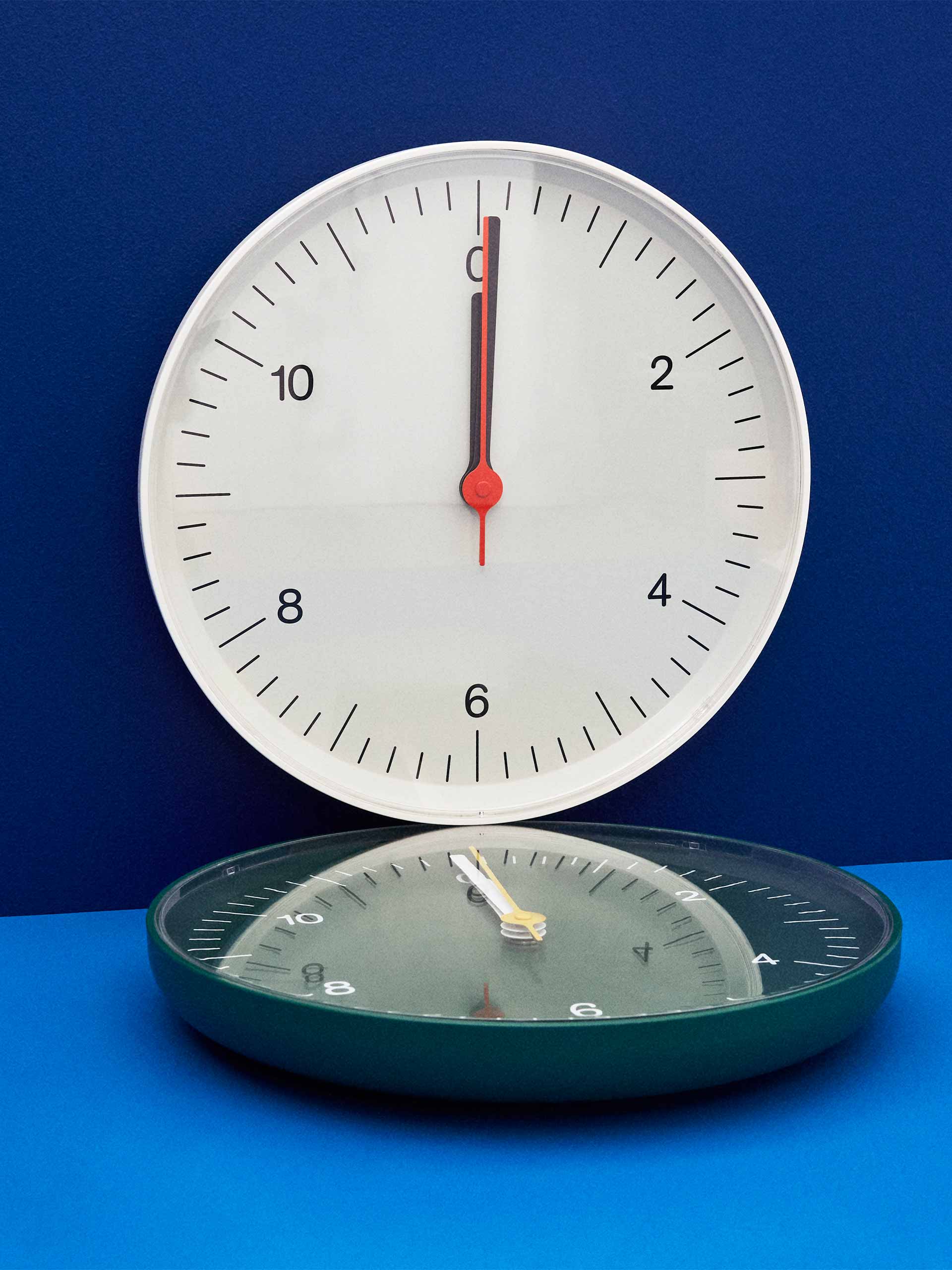 clocks-change-holding-hay