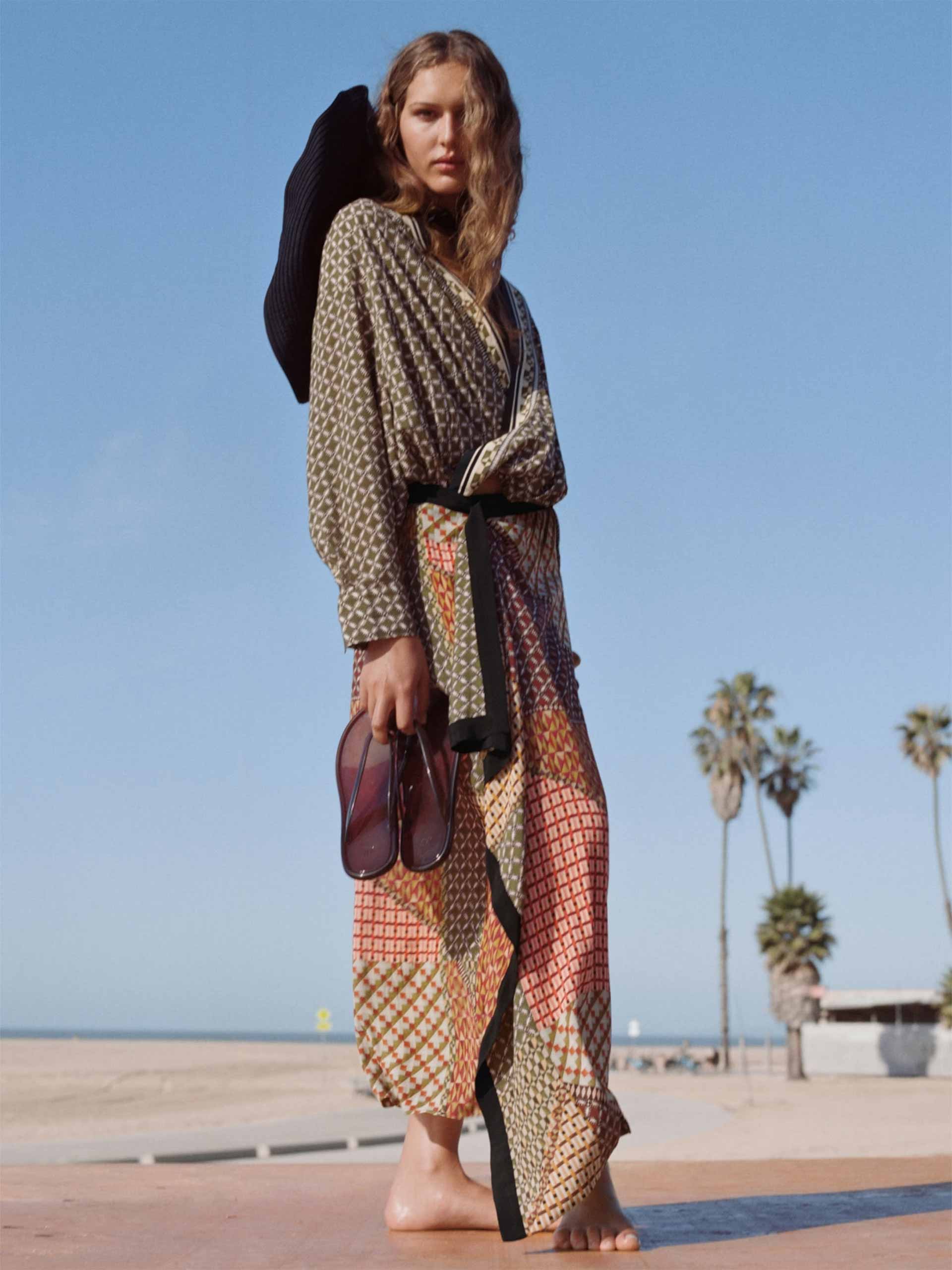 beach-combing-holding-hm