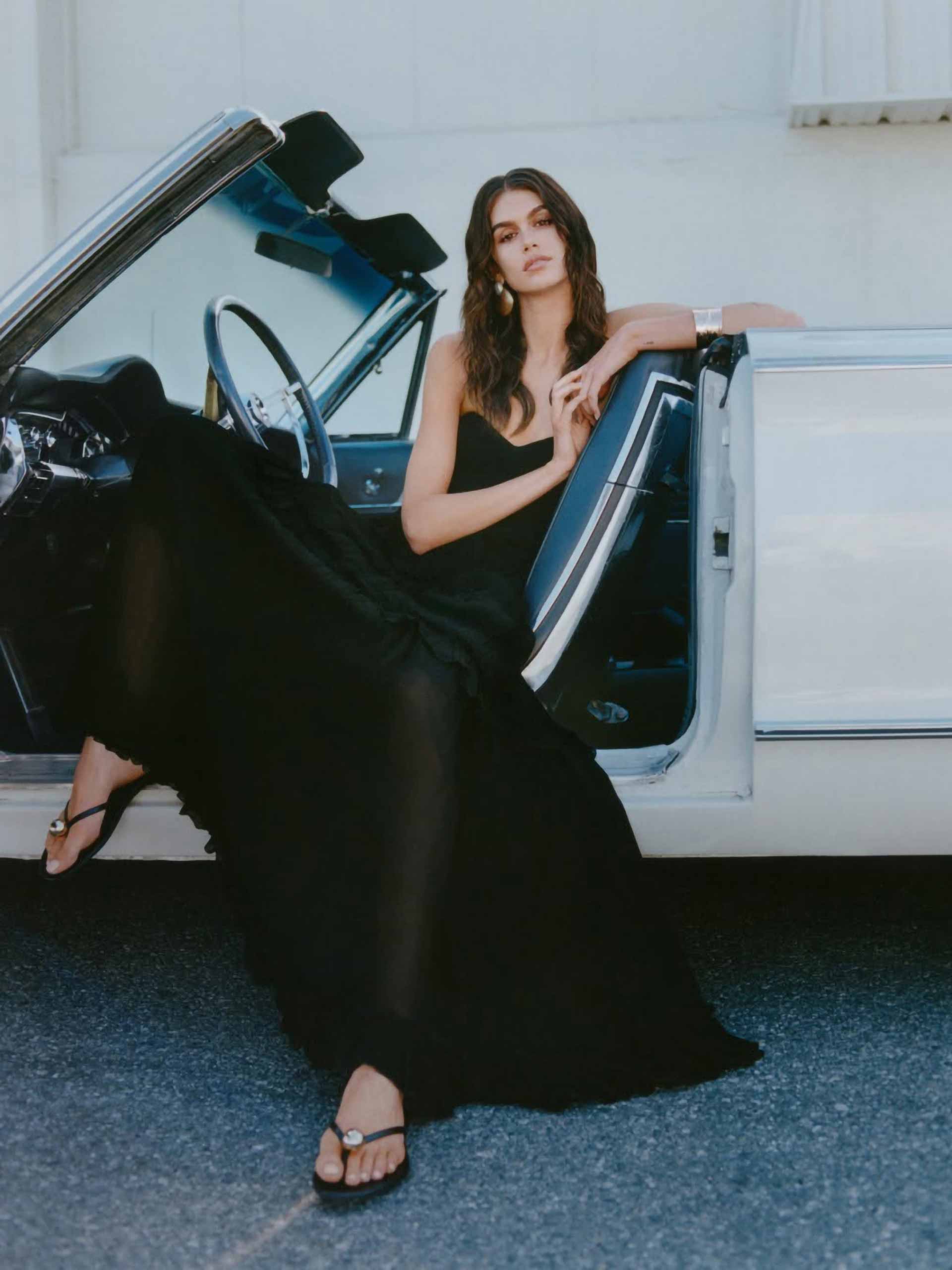 summer-black-holding-mango